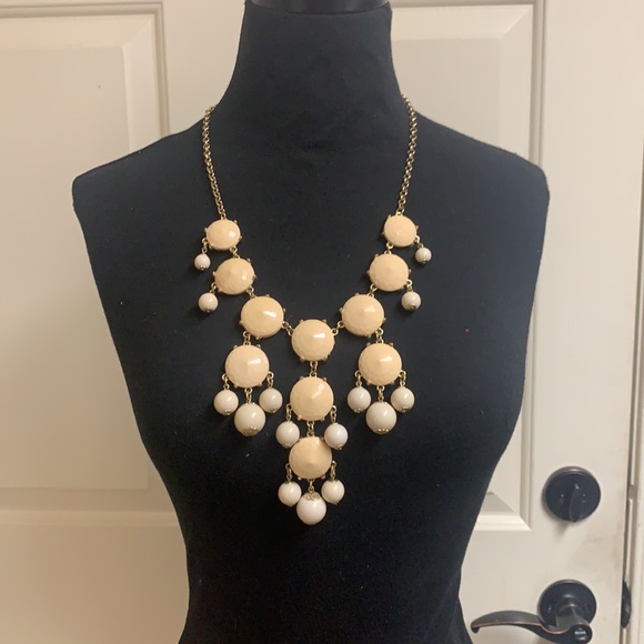 Cream and gold necklace - Picture 2 of 10